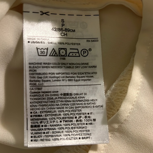 Banana Republic Blouse in Cream size Small-3/4 Length sleeve w/ Pleated front - Picture 7 of 7